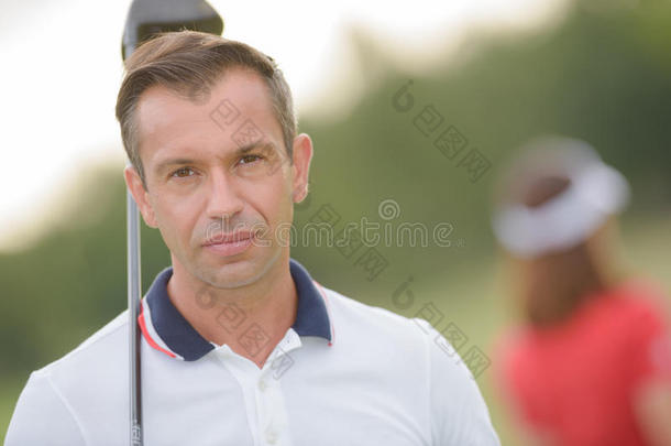 高尔夫球手在高尔夫球场摆姿势