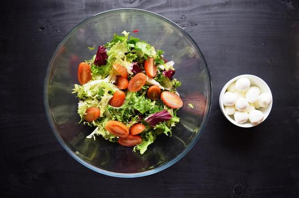 新鲜蔬菜沙拉，健康食品，西红柿和沙拉叶。 健康鸡肉沙拉和新鲜蔬菜