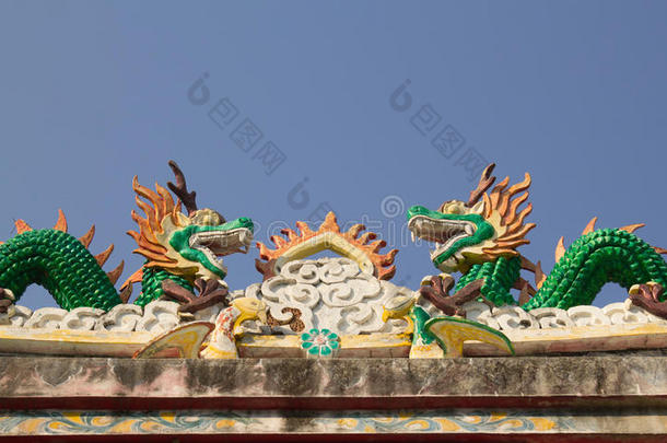 泰国神殿屋顶上的中国龙。