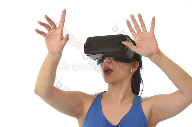 迷人的快乐女人兴奋地使用3D护目镜观看<strong>360</strong>虚拟现实视觉享受