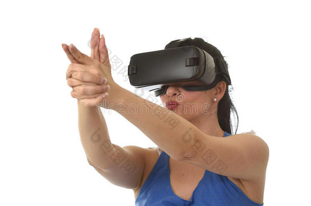 迷人的快乐女人兴奋地使用3D护目镜观看360虚拟现实视觉享受