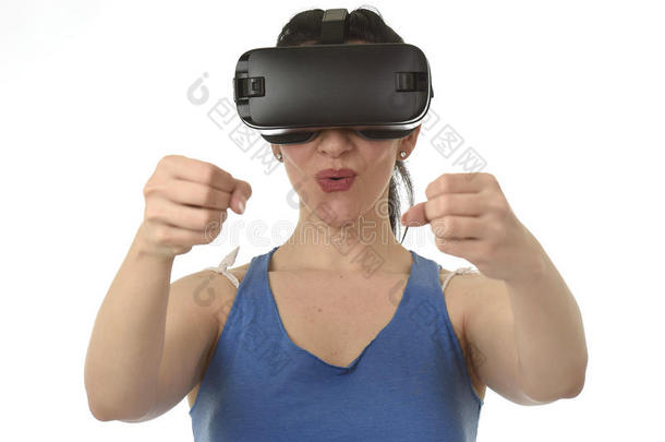 迷人的快乐女人兴奋地使用3D护目镜观看<strong>360</strong>虚拟现实视觉享受