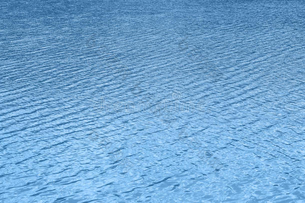 蓝色水面。 水波纹。 湖泊，河流，海洋