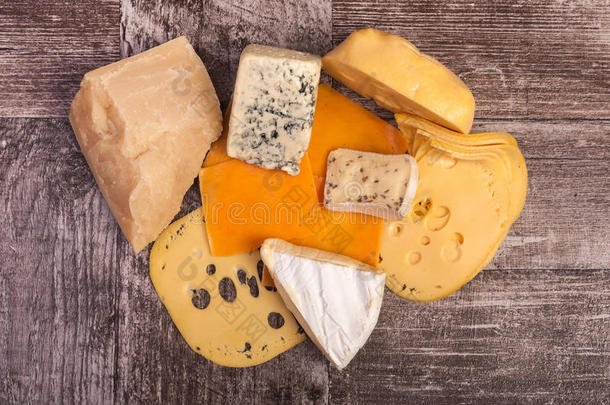木制背景上<strong>不同类型</strong>的奶酪、蜂蜜和葡萄