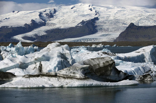 在Jokulsarlon冰川泻湖冰岛的漂浮冰山