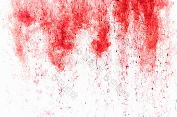 <strong>彩色墨水</strong>滴在水中，拍摄在运动中，旋转。 白色背景上红色的颜料。