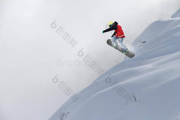 在山上飞滑雪板。 极限冬季运动。