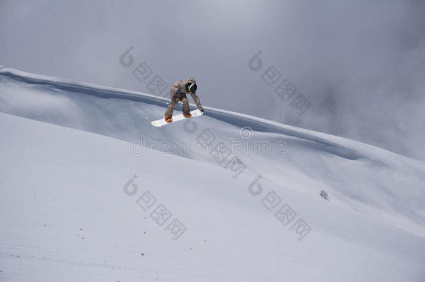 在山上飞滑雪板。 极限冬季运动。