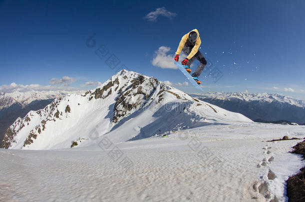 在山上飞滑雪板。 极限冬季运动。