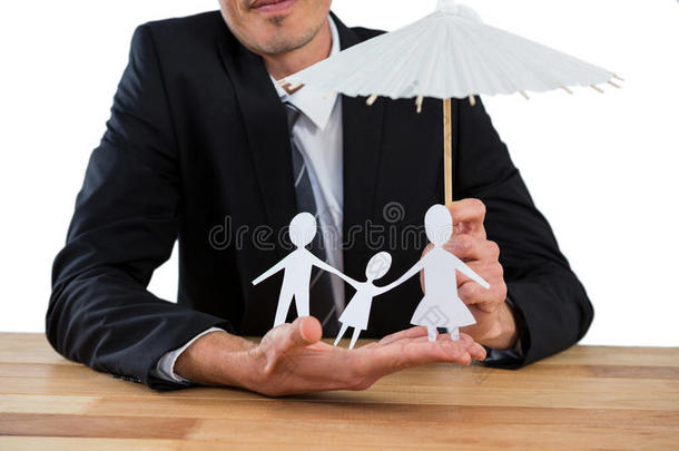 撑伞保护家庭的商人