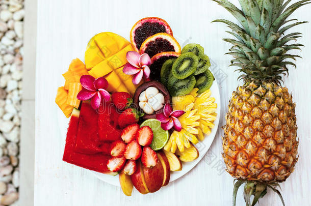 水果盘和菠萝顶部视图