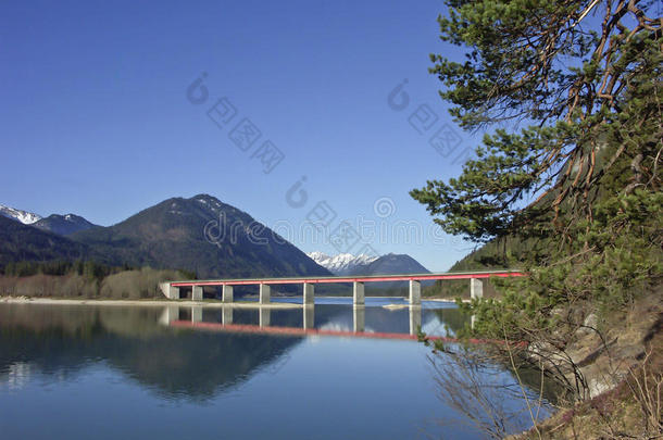 塞文斯坦水库湖上的桥