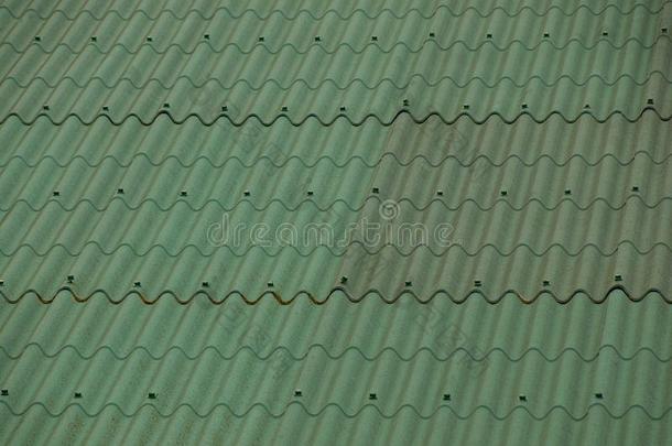 私人房子屋顶上的绿色瓷砖