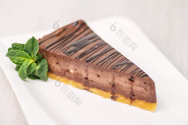 巧克力或咖啡芝士与薄荷叶在白色盘子，无麸质蛋糕，产品摄影的糕点