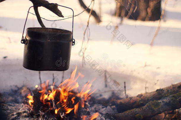 火中有锅，冬林中有水被加<strong>热</strong>