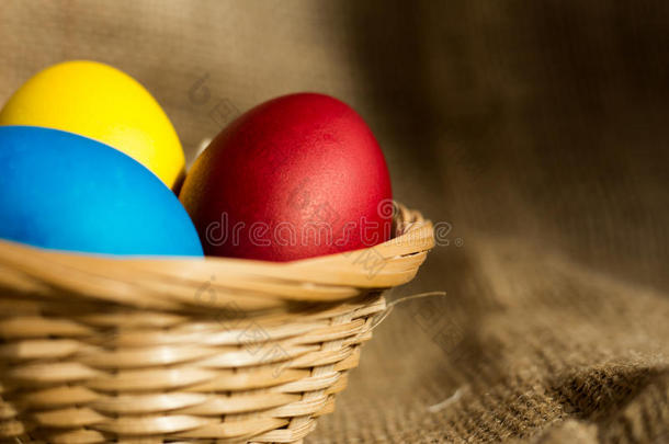 彩色复活节彩蛋在一个篮子里的乡村背景