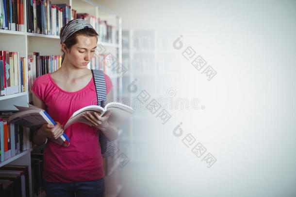 在图书馆里专注的女学生读书