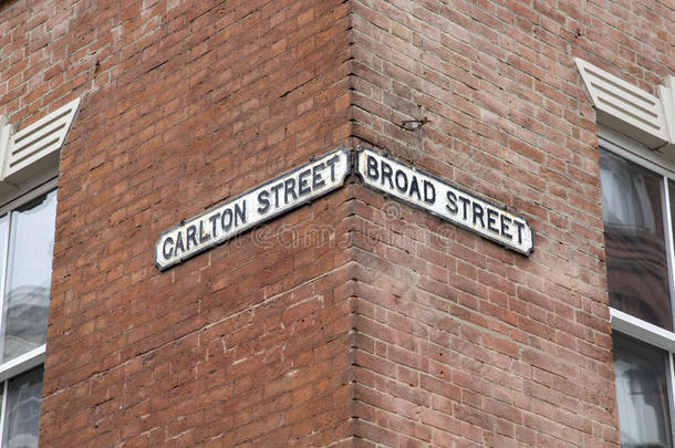 卡尔顿和宽阔的街道标志；诺丁汉