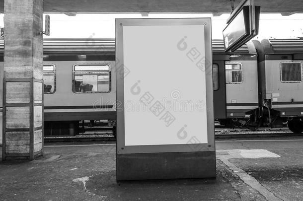 空白<strong>户外广告</strong>在火车站展示标语牌。