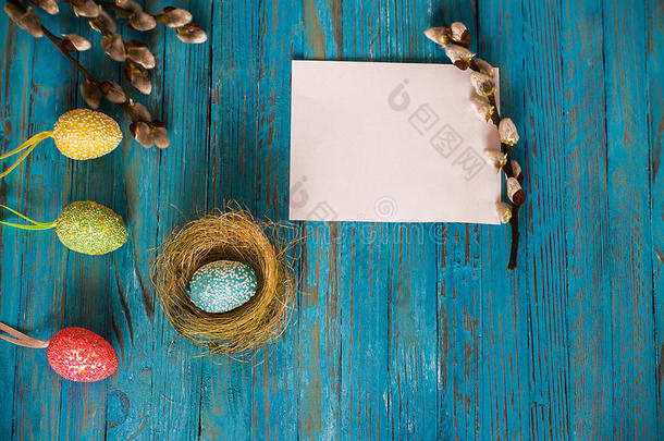 花束柳树枝和复活节鸡蛋在木桌上