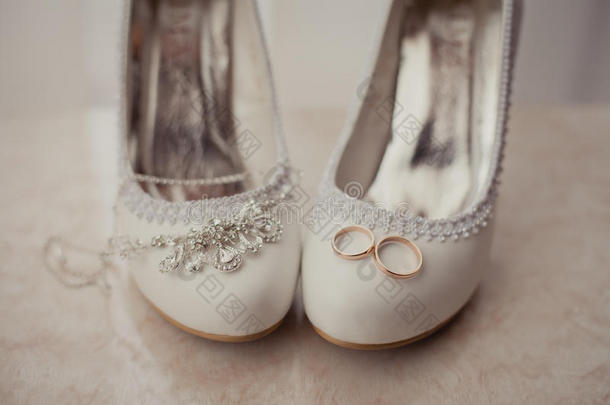 新娘配饰：结婚鞋、珠宝和戒指