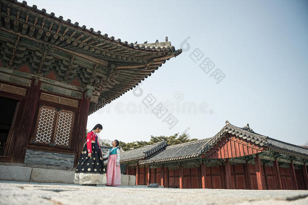 美丽的韩国女孩在韩博克在京博，传统的韩国服装