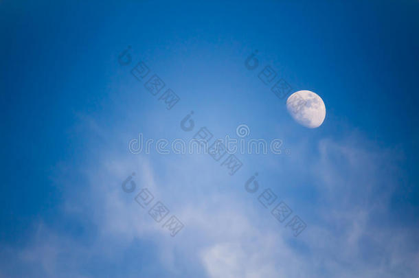 下午的<strong>一轮</strong>大<strong>月亮</strong>对着蓝天和云彩
