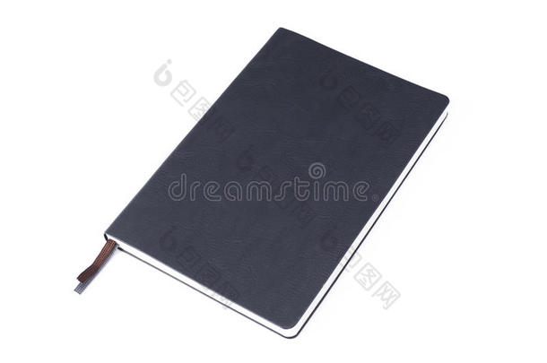 白色背景上隔离的黑色皮革笔记本。