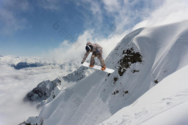 极限冬季运动。 滑雪者在雪山上跳跃。