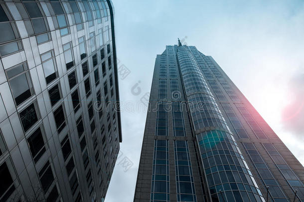具有镜头光斑滤光效果的摩天大楼俯视图
