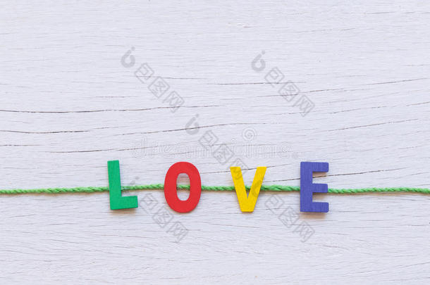 彩色木制字母表和白色木制的<strong>爱字</strong>