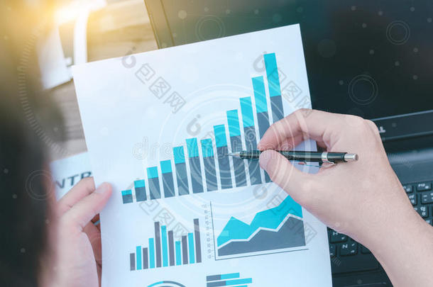 商业统计成功概念：商人分析财务图表和图表