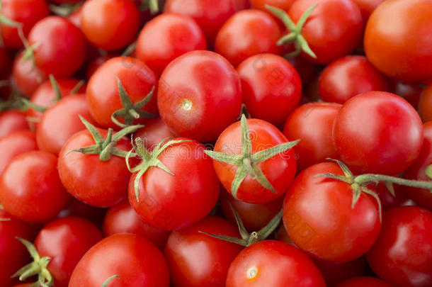 美味的红色<strong>西红柿</strong>。 一堆<strong>西红柿</strong>。 夏季托盘市场农业农场充满有机<strong>西红柿</strong>。 新鲜<strong>西红柿</strong>。