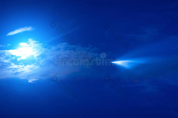 彗星小行星在夜空中盘旋，在<strong>太空</strong>中<strong>飞向</strong>恒星