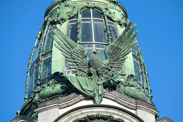 美国老鹰在建筑公司`歌手`1904年的建筑特写日`太阳。 圣彼得堡，俄罗斯