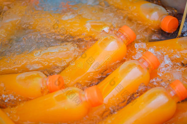 新鲜橙汁在当地市场销售。