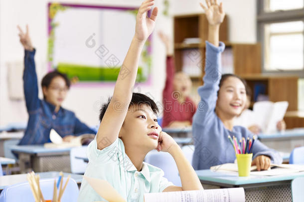 亚洲小学生在课堂上举手
