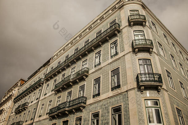 在多云的天空下，一座瓷砖建筑的景色，里斯本，葡萄牙。