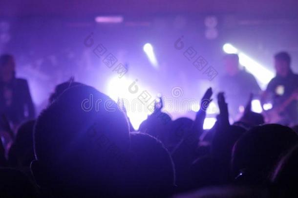歌迷们在摇滚音乐会上挥手。 人群在音乐会上聚会。