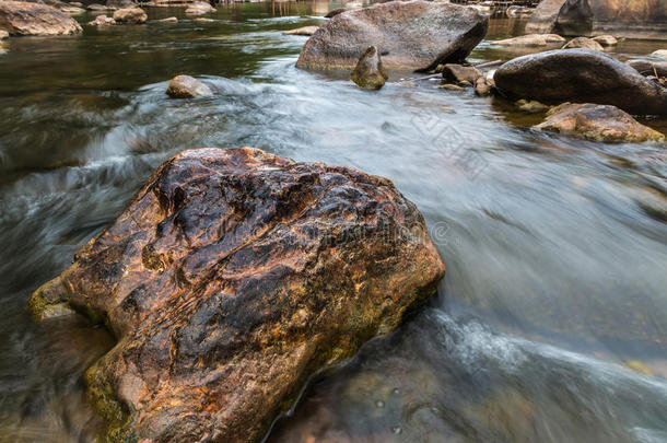 美丽的<strong>河</strong>水流过石头和岩石