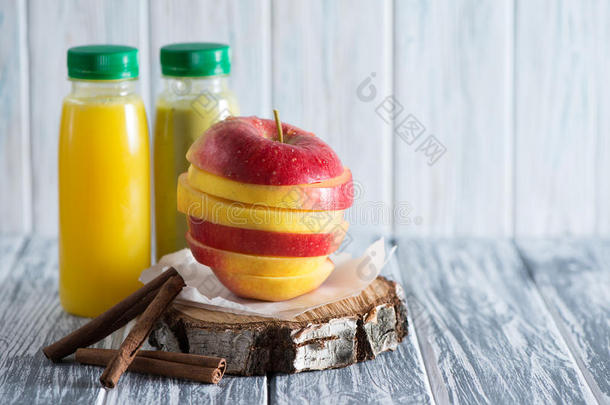 苹果，果汁，香草在一个轻木背景上的立场。 右边铭文的自由地方