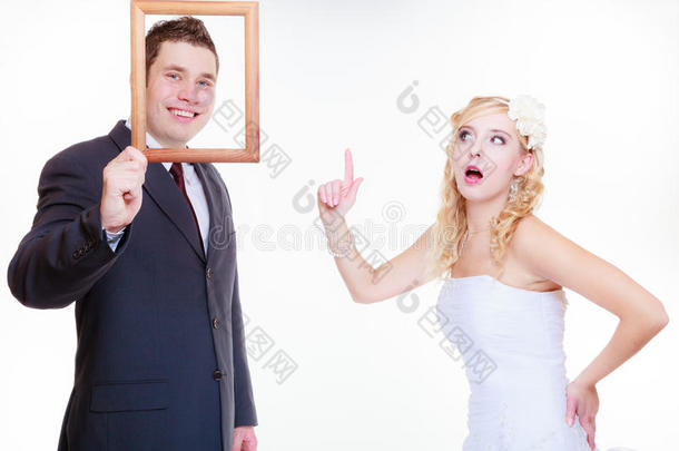 怒气冲冲的新郎新娘抱着空框