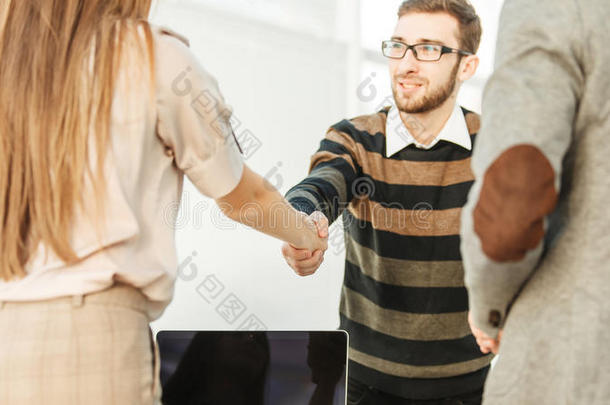 客户和公司经理在工作场所附近的握手