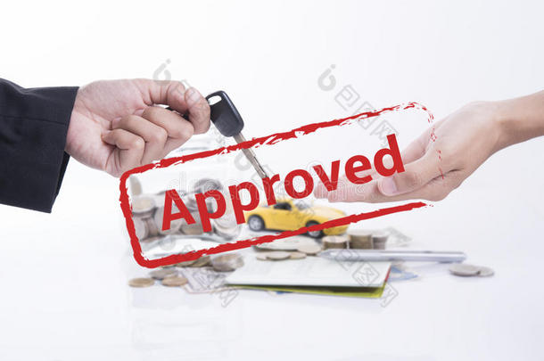 批准与汽车和钥匙的抵押贷款协议。