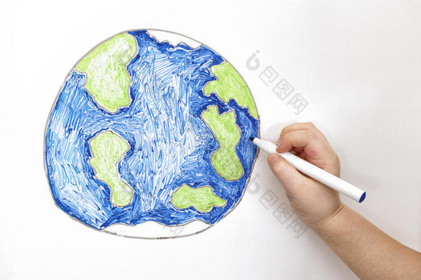 孩子`用记号笔手绘地球
