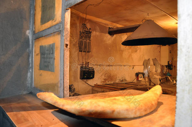 格鲁吉亚的面包鞋皮皮在一个农村正宗的格鲁吉亚面包店服务。