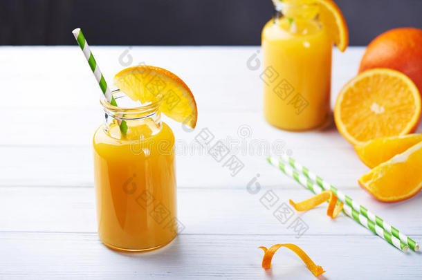 木桌上梅森罐子里的新鲜橙汁