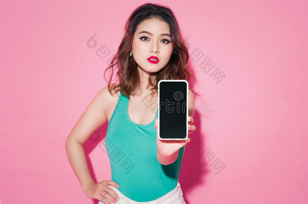 亚洲女孩专业化妆显示智能手机屏幕上