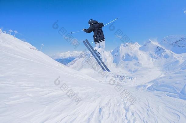 在山上飞滑雪者。 极限冬季运动。