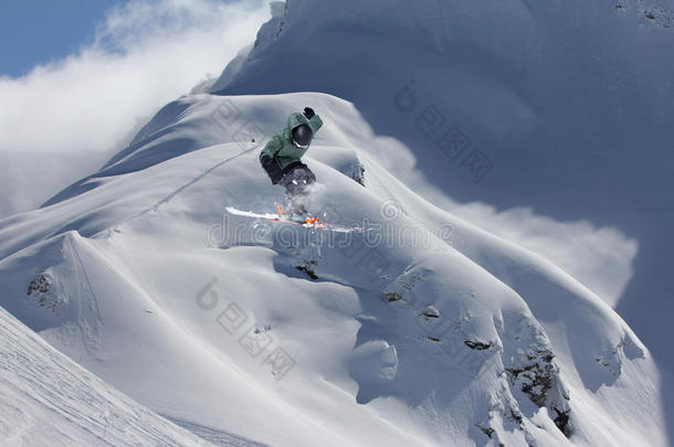 在山上飞滑雪者。 极限冬季运动。